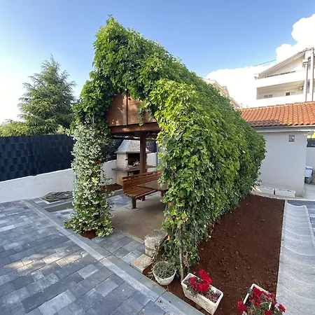 & Petra Konukevi Diklo