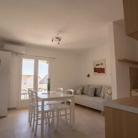 & Petra Konukevi Diklo