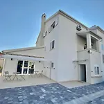 & Petra Guest house