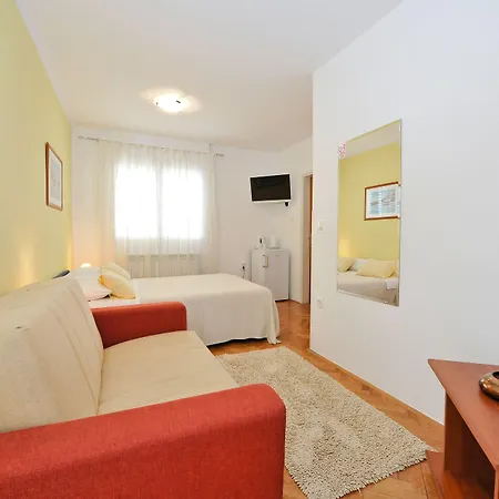 & Petra Penzion Diklo